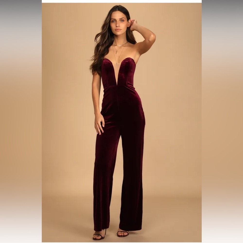 Lulu’s fashion agenda burgundy strapless velvet jumpsuit small nwt 😻